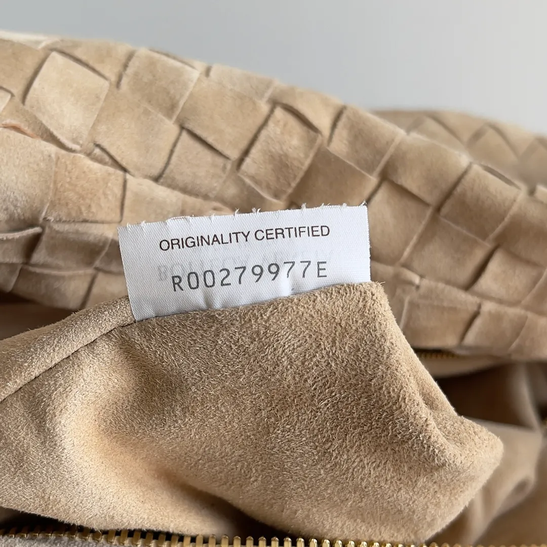Batch 1960 #BV 𝗝𝗢𝗗𝗜𝗘# Street style’s new favorite fashionable large size 𝙟𝙤𝙙𝙞𝙚 It’s coming, it’s coming, it’s really coming! I have always thought that knitted BV is old-fashioned, until I met it - 𝙟𝙤𝙙𝙞𝙚, I realized that the original classic knitting elements and the new knot element design can be so fashionable! I have to admire Daniel Lee’s design talent! Large capacity to meet daily needs! Fashionable and versatile, it’s perfect for concave shapes, take it out to hit the streets! Size: 48*40*16 Style No. #600261